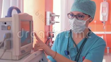 医生操作现代化的<strong>重症</strong>监护室，<strong>重症</strong>监护室设备采用触摸屏。
